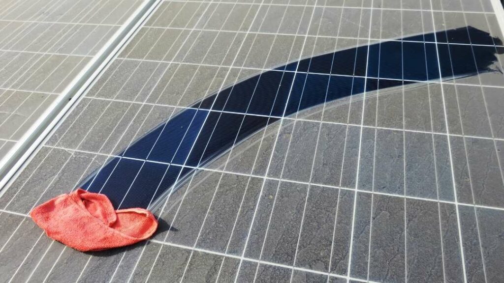 Nettoyage de panneaux solaires avec chiffon