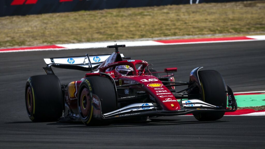 Charles Leclerc sulla Ferrari SF-25 durante le Prove Libere 1 del GP di Cina
