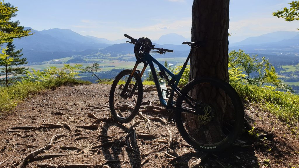 Blick in das Rosental, im Vordergrund ein Fahrrad das an einem Baum lehnt