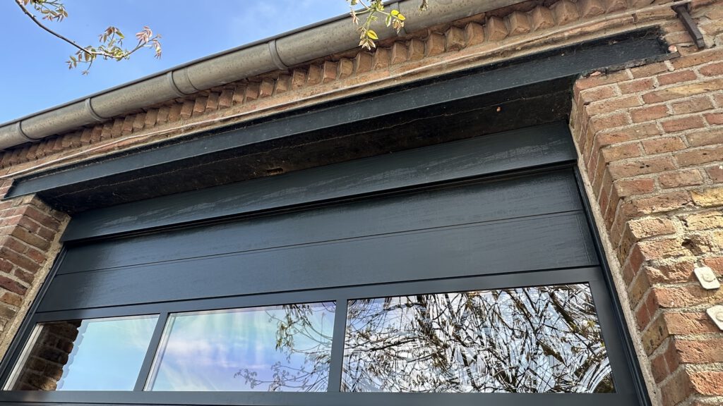 Home 2 Hörmann Tor mit Abschlusslamelle