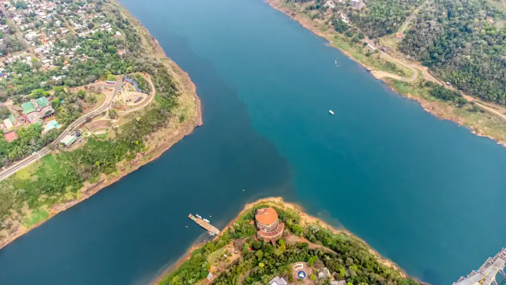 Contempla una hermosa vista aérea en el Hito de las Tres Fronteras, un ícono natural y cultural en Paraguay.