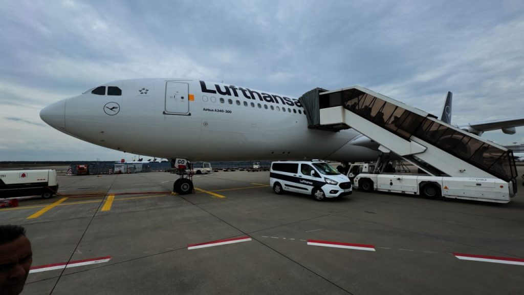 Lufthansa A340 Business Class von Astana nach Frankfurt Lufthansa A340 Business Class von Astana nach Frankfurt