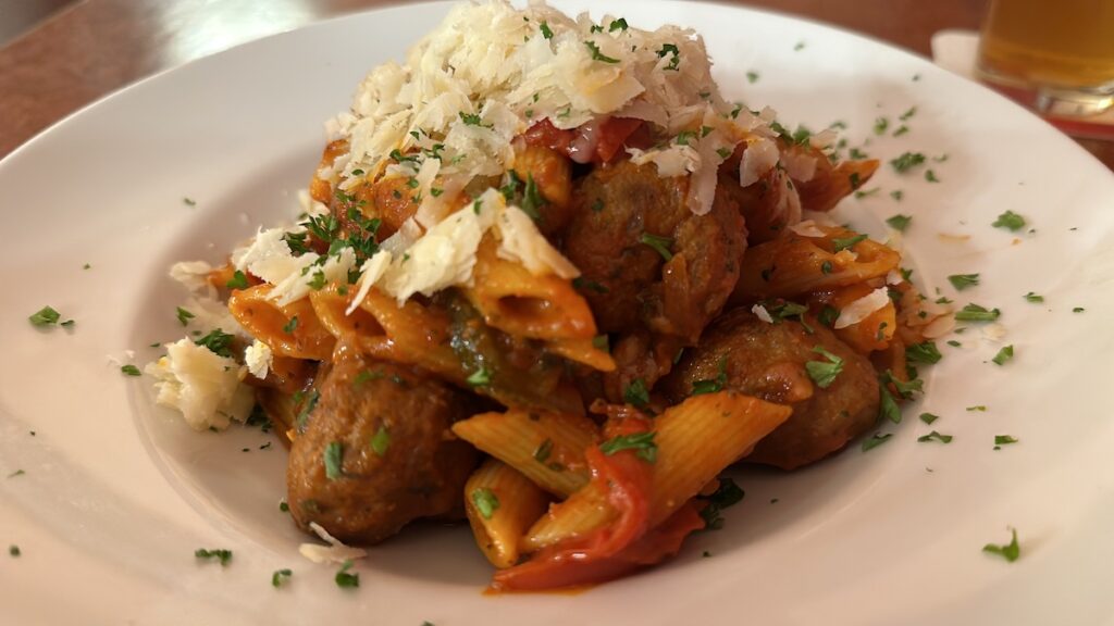 Salsiccia-Hackbällchen in Tomaten-Paprika-Sugo mit Penne und Parmesan