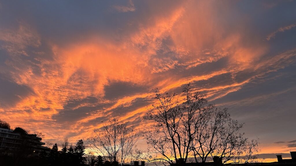 Sonnenaufgang vor meinem Wohnzimmerfenster