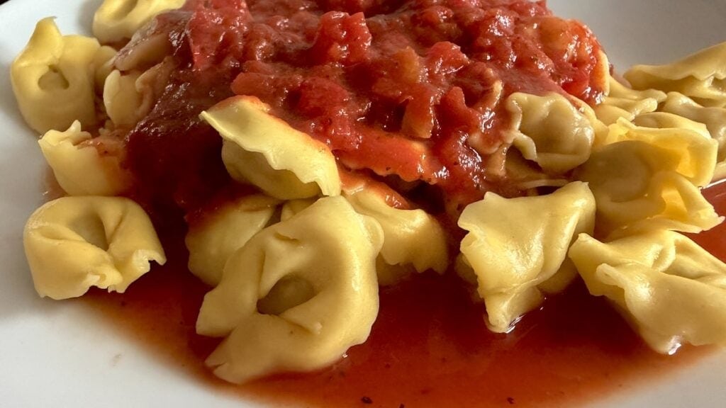 Tortellini mit Tomatensoße