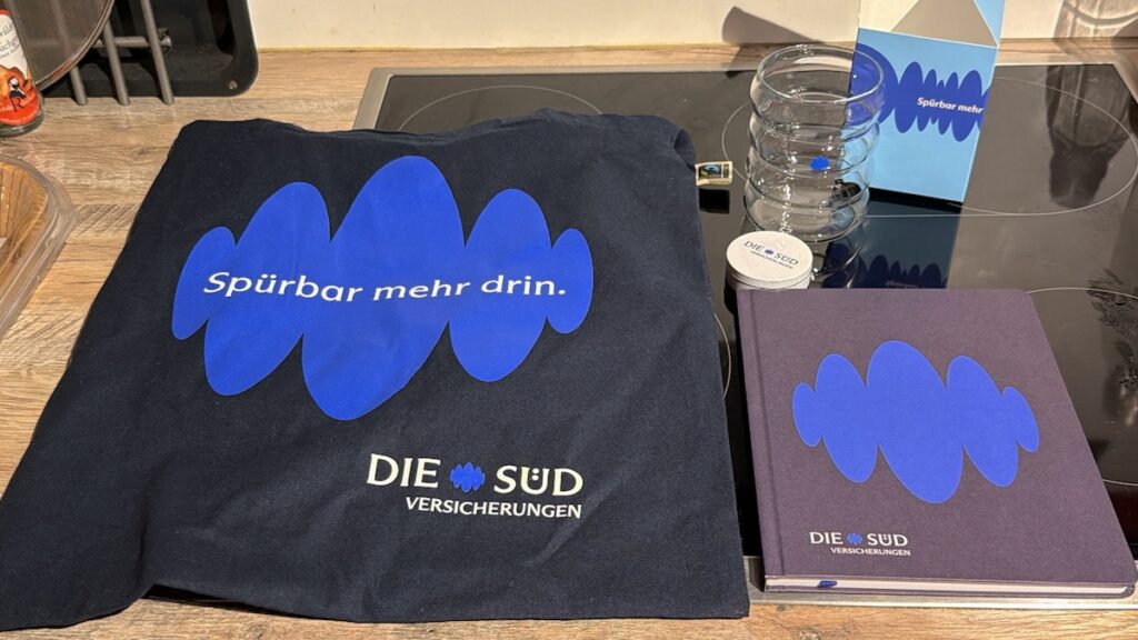 Tasche, Block, Glas und Schokolinsen mit DIE SÜD Branding