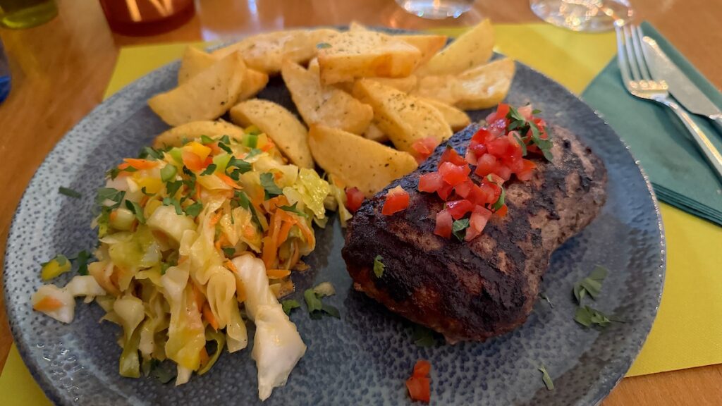 Bifteki mit Kartoffeln und Krautsalat
