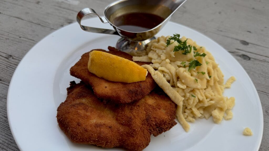 Schnitzel mit Spätzle und Soß' im Schlesinger