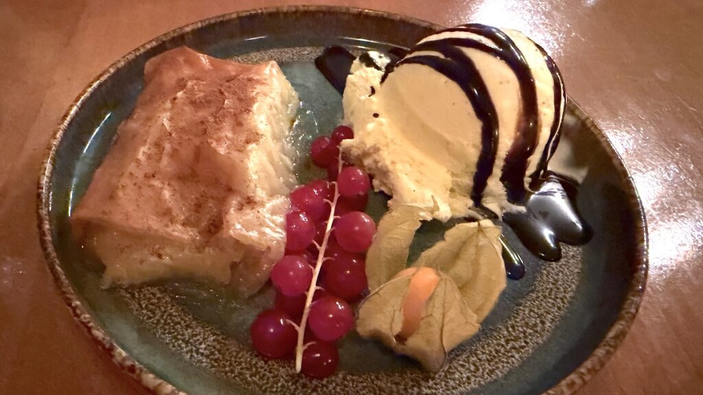 Leckeres Blätterteig mit Vanilleeis Dessert