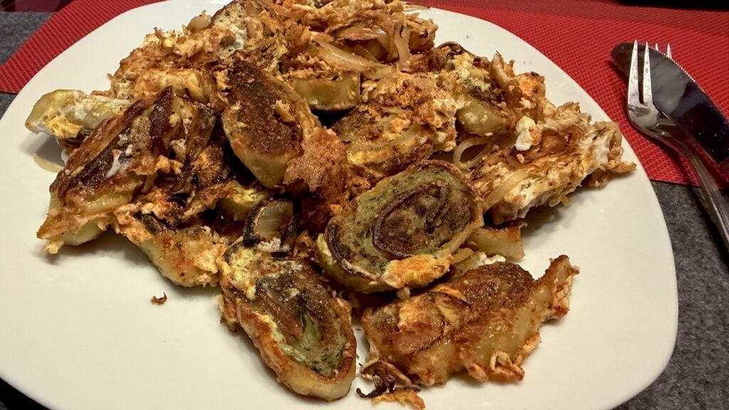 Angebratene Maultaschen mit Zwiebeln und Ei