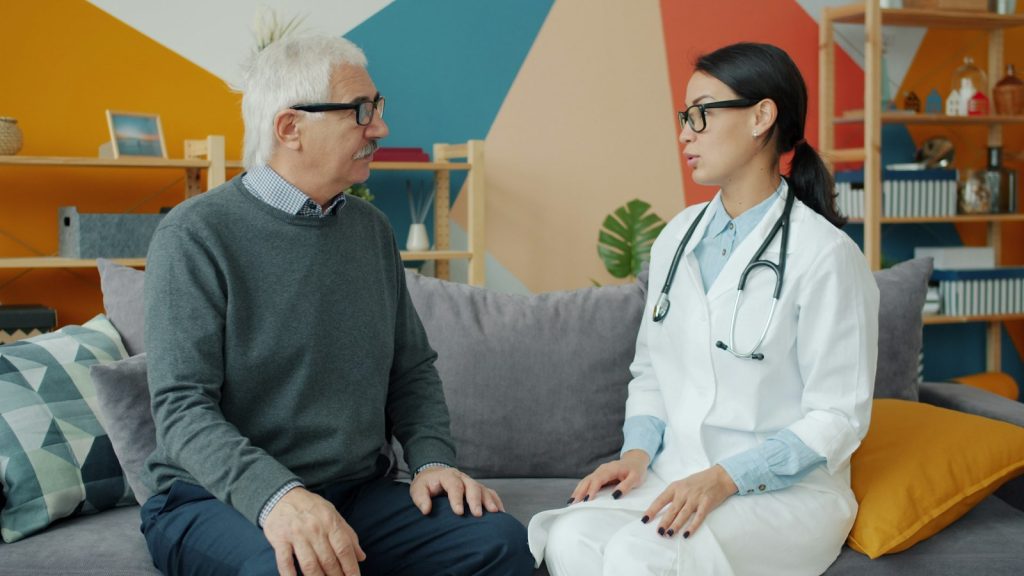 Médecin échangeant avec une patiente âgée lors d’une consultation avant hospitalisation