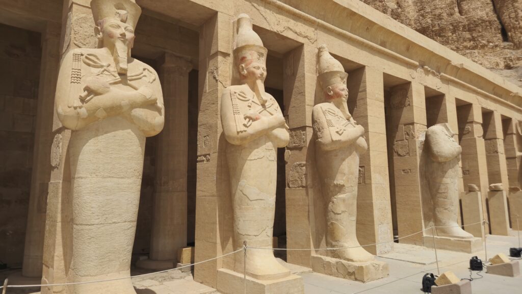 Säulen im Tempel der Hatschepsut.Das sieht man bei einem Privaten Tagestour von Marsa Alam nach Luxor
