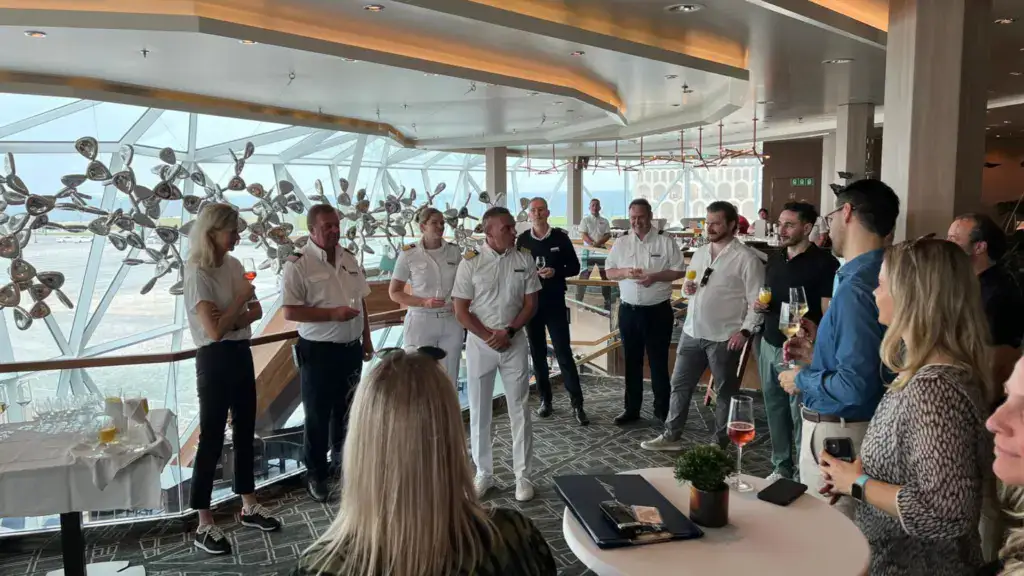 treffen_mit_der_mein_schiff_crew - Michis Kreuzfahrten treffen der top-partner im esszimmer der mein schiff 2 mit blick auf die skyline von doha.