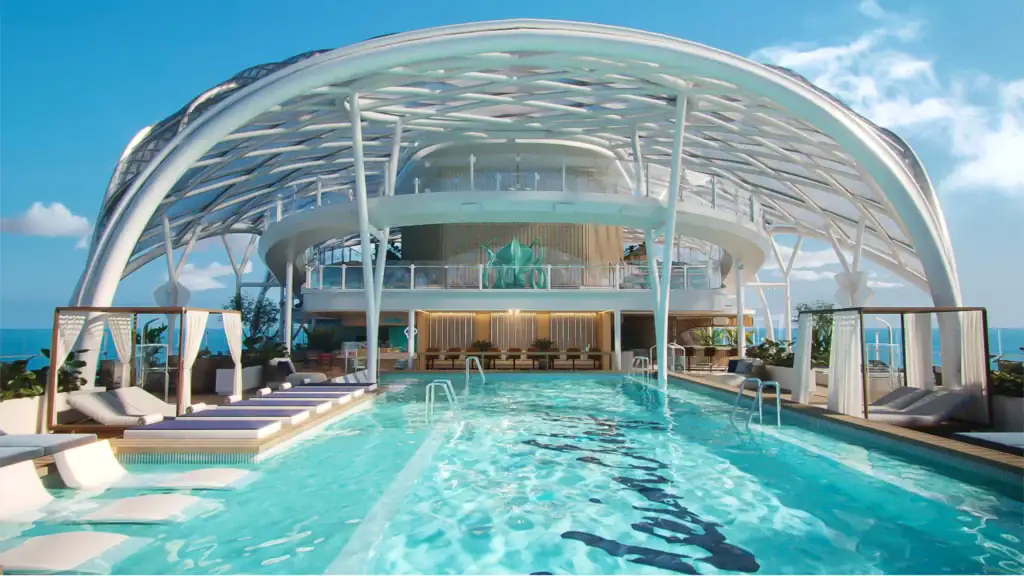 pool_mit_marcoon_dach_mein_schiff_relax - Michis Kreuzfahrten das bild zeigt den infinity pool auf dem deck der mein schiff flow, mit einem modernen, offenen dach und loungemöbeln im griechischen stil. im hintergrund ist der ozean sichtbar unter einem klaren himmel.
