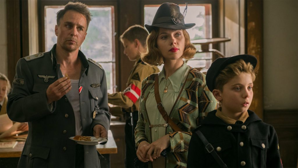 Jojo Rabbit, Rosie y el capitán