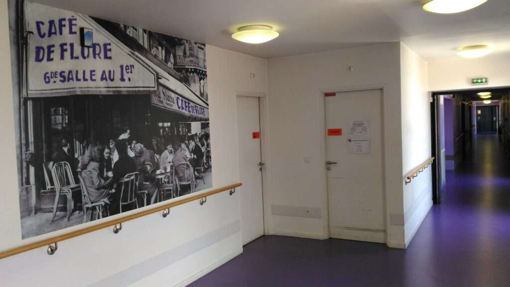 La signalétique extérieure : votre premier levier de visibilité à Pau et dans le Béarn. Chez Signalétique Factory, nous concevons des solutions d’affichage extérieur alliant robustesse et esthétique. Spécialistes des supports rigides haute performance, nous accompagnons les entreprises, commerces et collectivités locales dans la création de : Totems autoportants pour entrées de zones d’activités ou parkings. Enseignes de façade durables en Alu Dibond, PVC ou plexiglas. Panneaux signalétiques et patrimoniaux conçus pour résister aux intempéries (UV, vent, humidité). Signalisation grand format pour chantiers, zones industrielles ou bâtiments publics. Chaque projet bénéficie d'une conception sur-mesure et d'une installation professionnelle, garantissant une communication claire, conforme aux normes en vigueur et parfaitement intégrée à votre environnement architectural en Nouvelle-Aquitaine.
