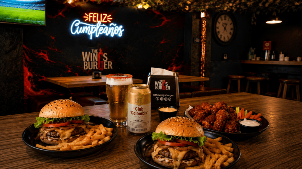 Hamburguesas, alitas y papas en un restaurante fast casual de The Wings Burger
