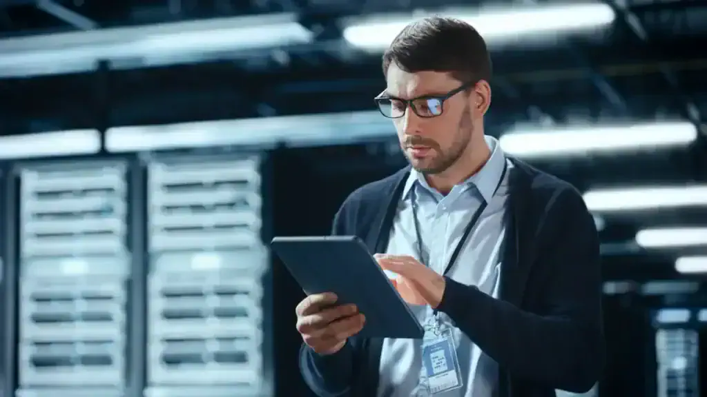 Security operator using a tablet to manage systems with FLINQ