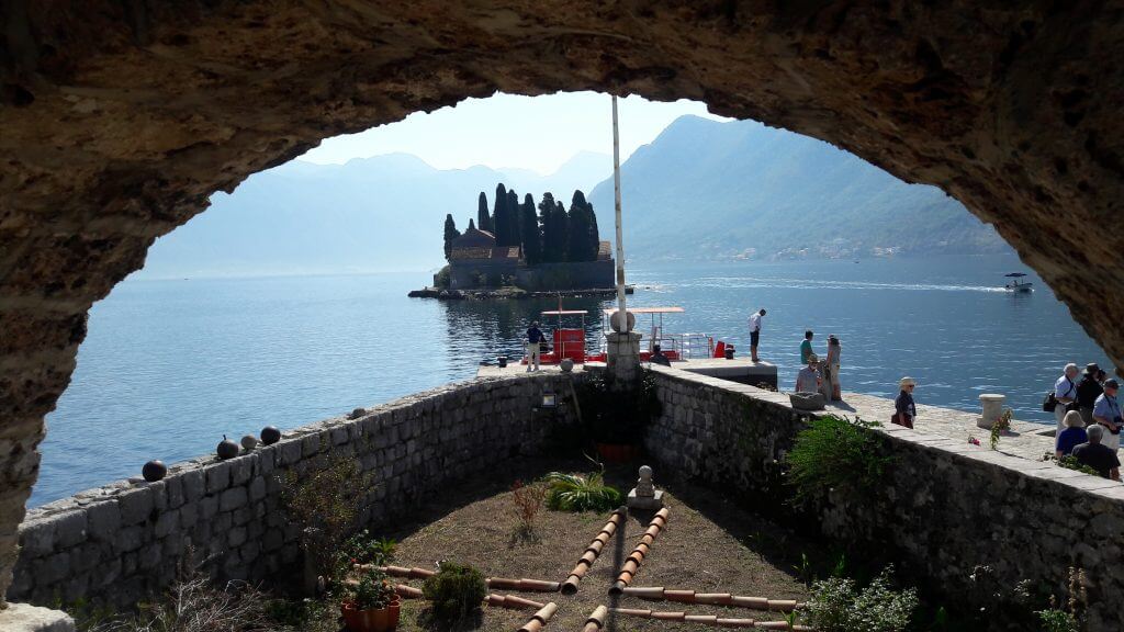 Ilha de São Jorge vista de dentro da Igreja de Nossa Senhora das Rochas