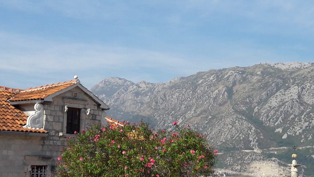 A cor das montanha que dá o nome ao país.