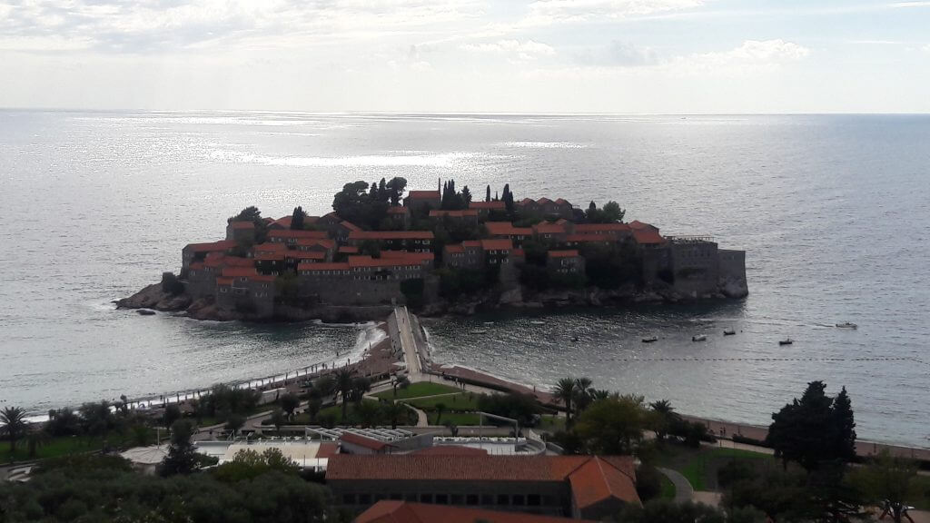 A praia de Sveti Stefan