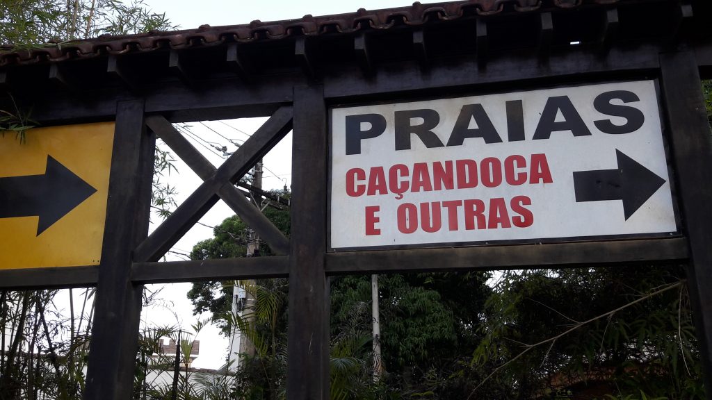 Esta placa fica bem à frente da Igreja dos Arautos