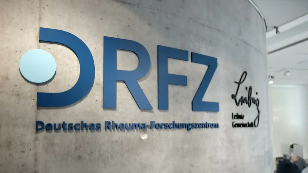 Startbild des Imagevideos über das DRFZ. Hier ist der Schriftzug des DRFZ als Logo auf einer grauen Wand montiert zu sehen.