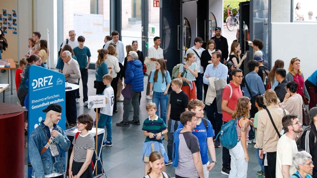 Gäste der Langen Nacht der Wissenschaften am DRFZ im Foyer