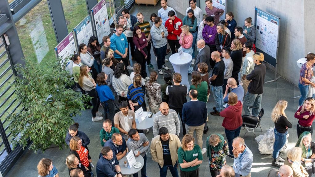 Viele Mitarbeiter des DRFZ im Foyer
