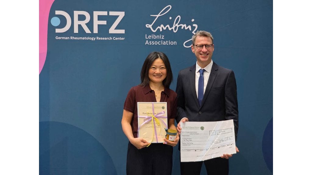 Preisträgerin und Laudator mit Urkunden