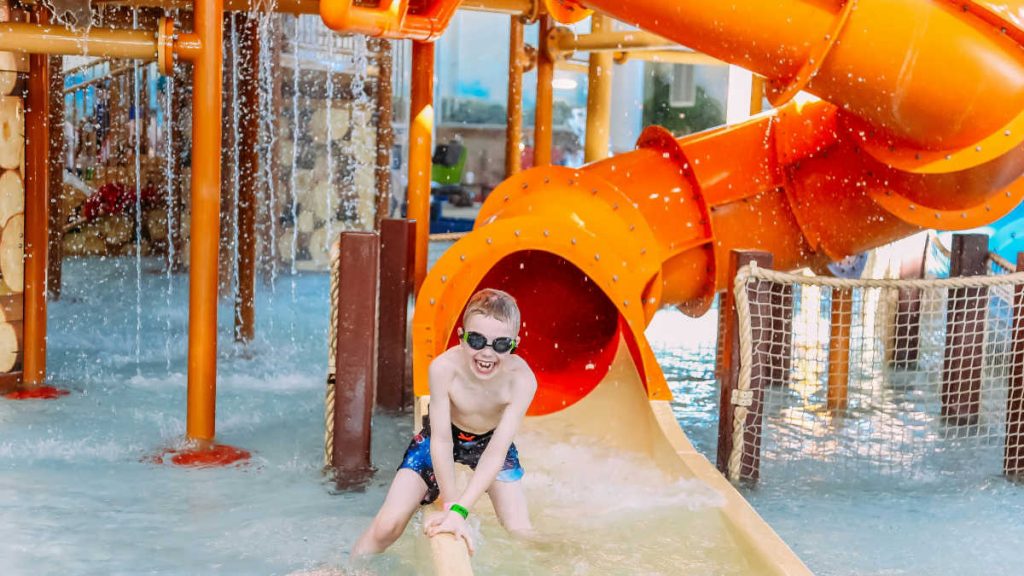 Vacances en famille à La Ciotat : activités et bons plans activités jeu enfant toboggan aquatique