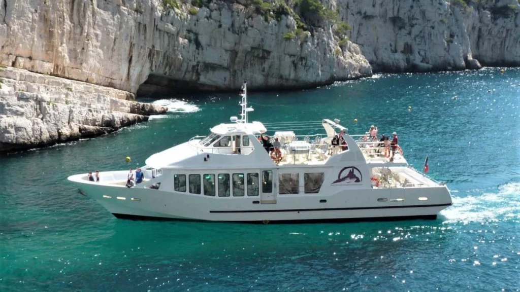 La Ciotat vue depuis la mer : croisières & loisirs nautiques bateau touristique en visite dans une calanque