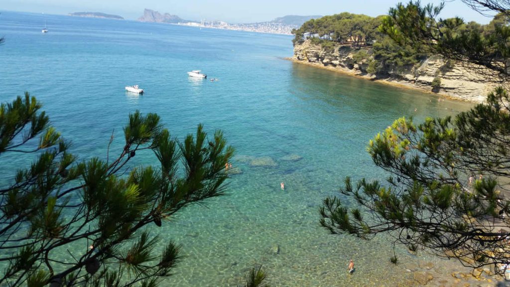 calanque du Liouquet avec ses eaux turquoises proche de "Villa Terre-Brûlée"