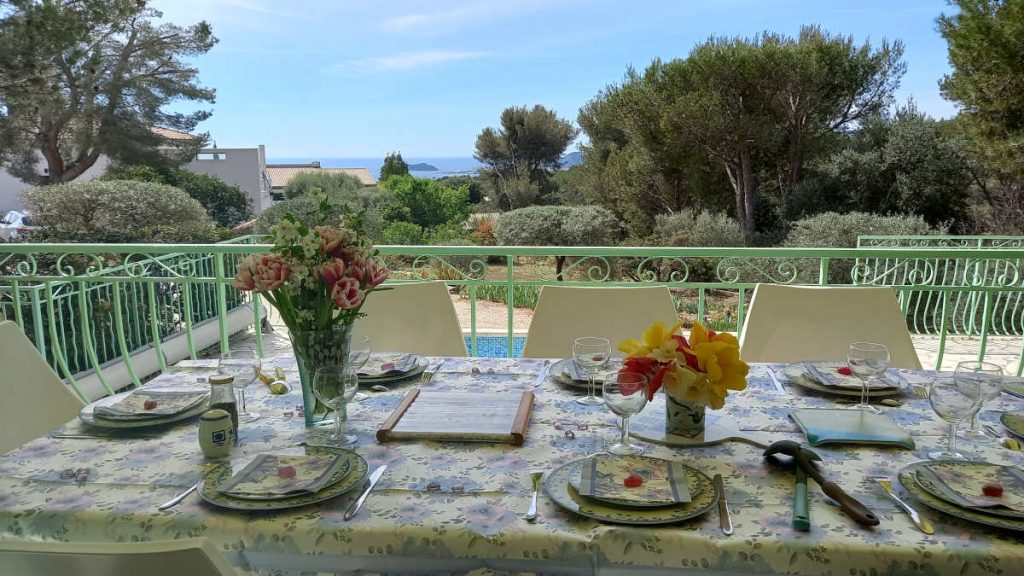 villa terrebrulee table decoree vue mer