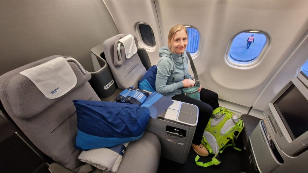 Yvonne von ChefinTravels in der Discover Airlines Business Class