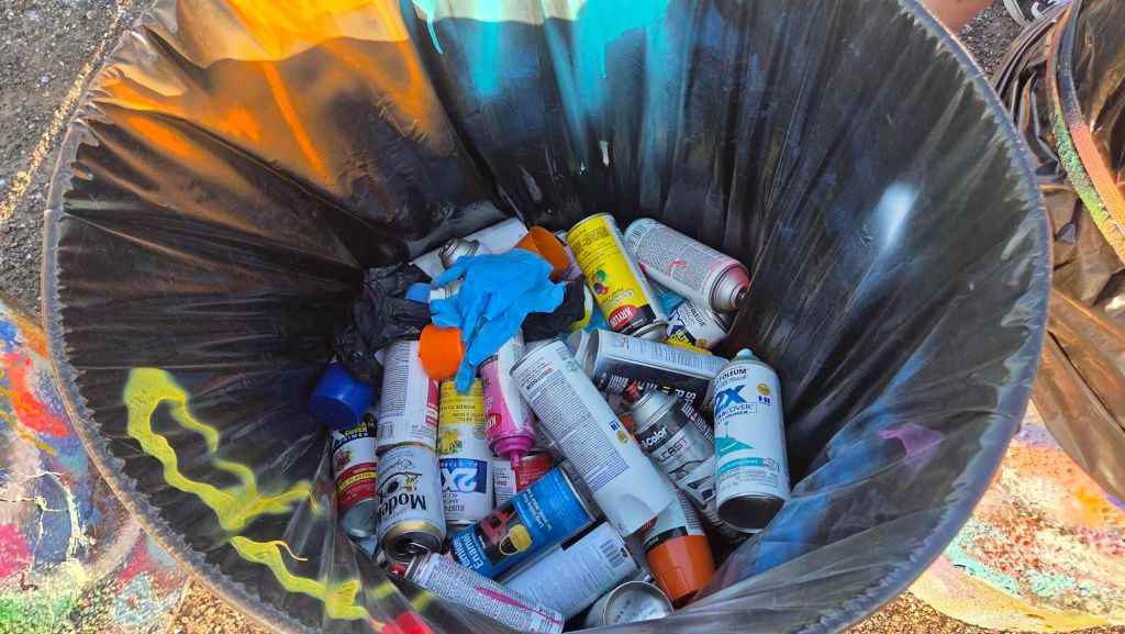 Ein Mülleimer voller Sprühdosen