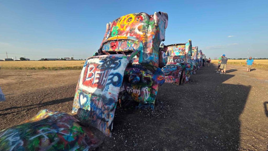 Schattenwurf am Abend an der Cadillac Ranch