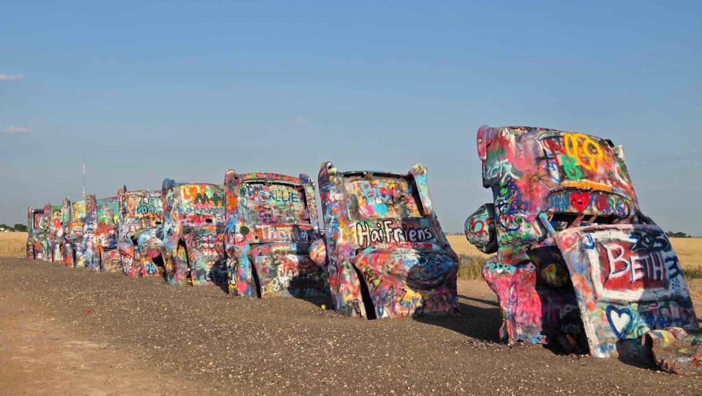 Bunt besprühte Cadillacs in der Cadillac Ranch bei Amarillo, Texas