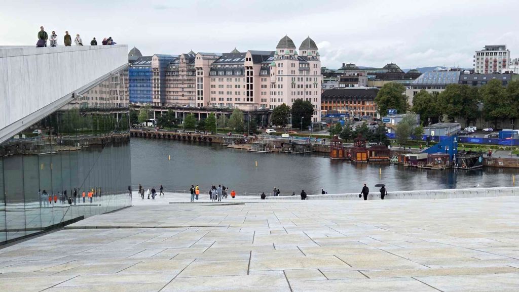 Opernhaus Oslo bei klarer Herbstluft