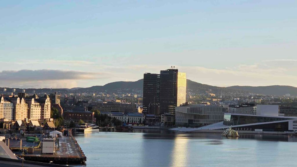 Hafeneinfahrt in die Innenstadt von Oslo mit einem Kreuzfahrtschiff