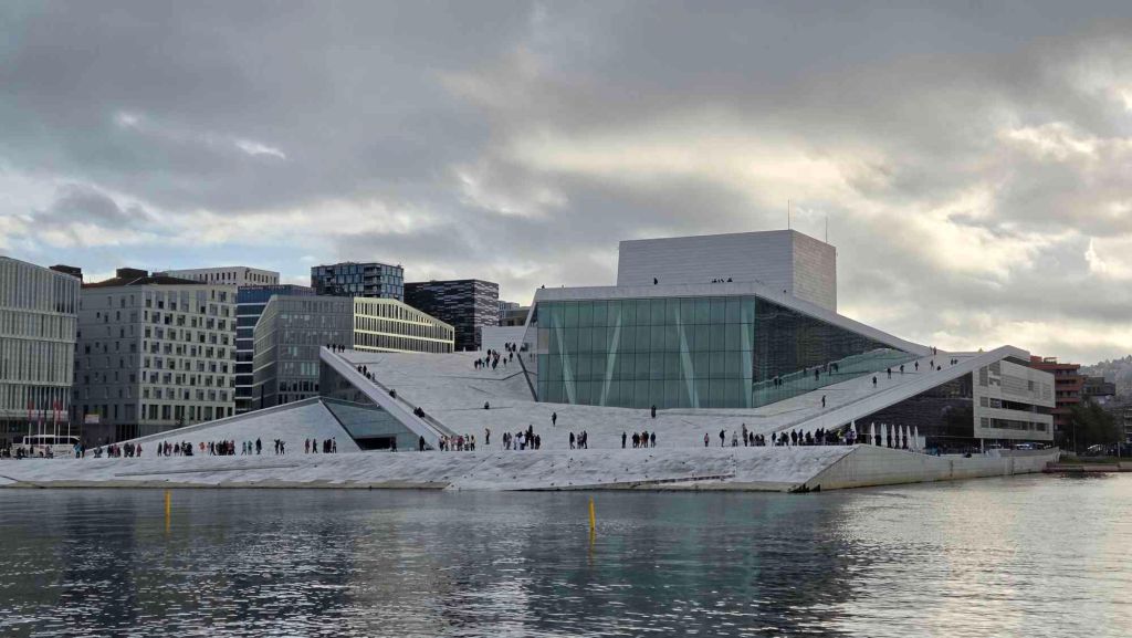 Opernhaus Oslo Außenansicht mit Glasfassade und Blick aufs Wasser