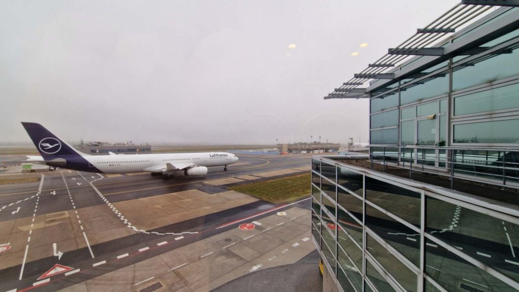 Ausblick auf das Rollfeld von der Lufthansa Business Lounge Frankfurt