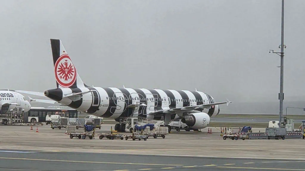Der Eintracht Frankfurt Flieger der Condor am Flughafen Frankfurt