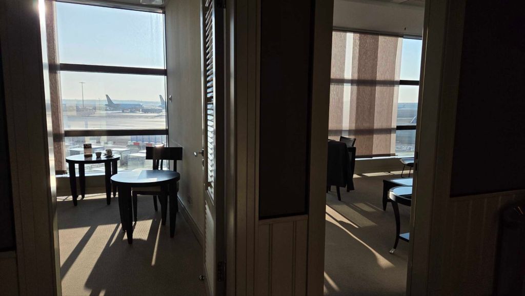 Lufthansa Panorama Lounge Frankfurt Flughafen - außergewöhnliche Raumaufteilung