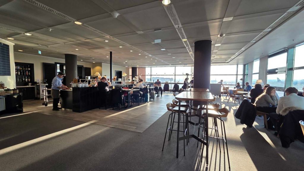 Lufthansa Panorama Lounge Frankfurt Flughafen - großzügig und Blick auf Rollfeld