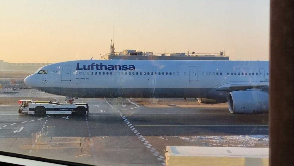 Ausblick auf den Lufthansa Flieger von der Panorama Lounge in Frankfurt