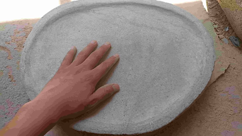 Acabado final de batan de piedra pulido a mano.