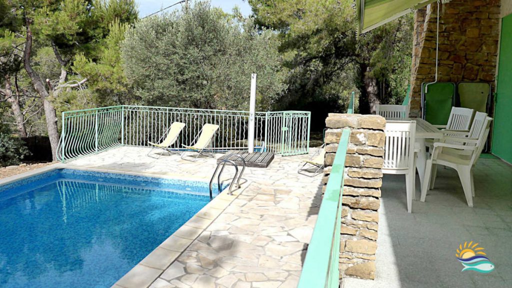 La Ciotat vue depuis la mer : croisières & loisirs nautiques villa terre brulee terrasse piscine jardin