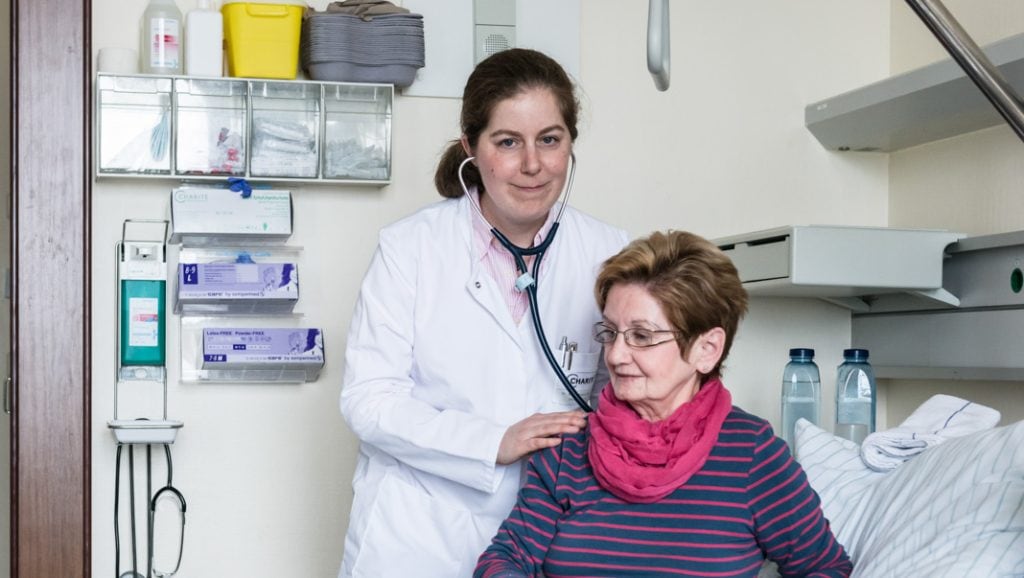 Prof. Dr. Bimba Hoyer bei der Untersuchung einer Patientin an der Charité – Universitätsmeidzin Berlin