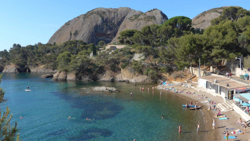 10 bonnes raisons de choisir La Ciotat pour vos vacances calanque du Mugel ensoleillée avec sa guinguette